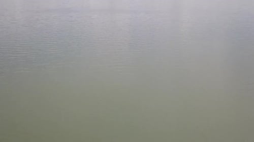 Aufnahme eines schönen Strandes mit Berghintergrund. Ozeanvideos, Drohnen.