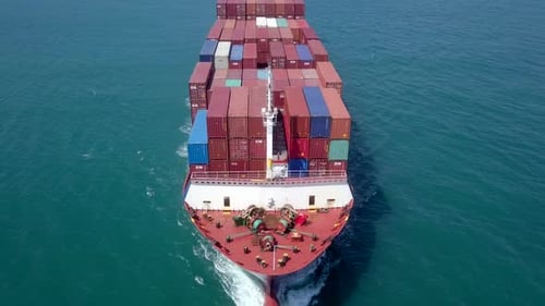 Buque portacontenedores cargado de gran tamaño navega lentamente