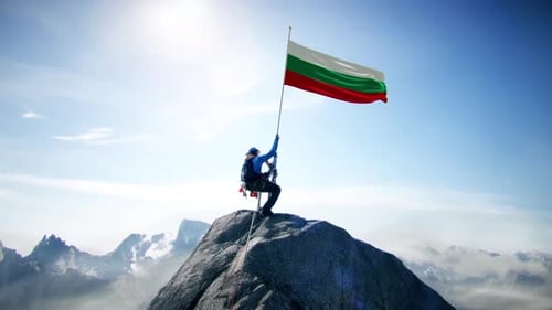 Alpiniste tenant le drapeau de la Bulgarie au sommet de la montagne