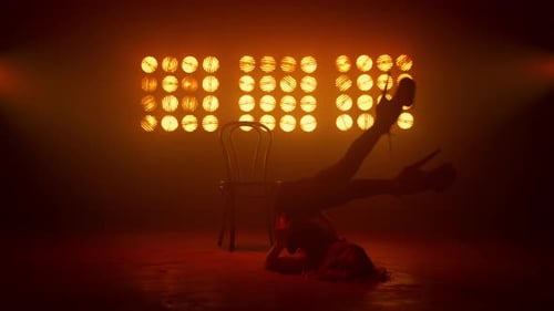 Garota flexível executando elementos de strip de ginástica perto de Chair Nightclub. Jovem loira gostosa