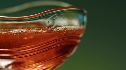 Elegantes Glas gefüllt mit Rotwein, das subtile Variationen in Beleuchtung und Hintergrund zeigt