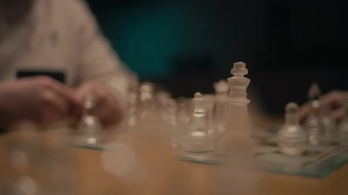 Schachspiel: Statische Aufnahme des Schachbretts mit einigen Figuren. Konzentriere dich auf den König. Einer der Spieler