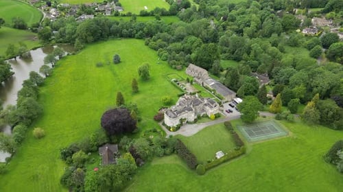Vidéo aérienne au-dessus d'Uley, Royaume-Uni
