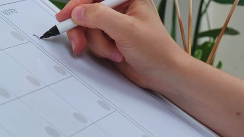 Texte écrit à la main par une femme AUJOURD'HUI AFFIRMATION avec marqueur sur tableau blanc