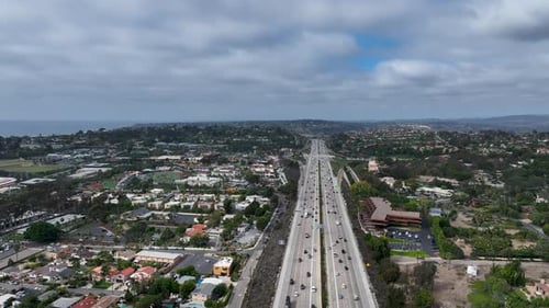 Luftaufnahme des Verkehrs auf einer Autobahn mit vielen Autos in San Diego