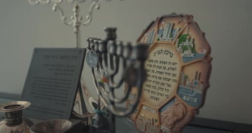 Menorá judía de Jánuca centrada en el estante de bendiciones para el hogar, Birkat HaBayit