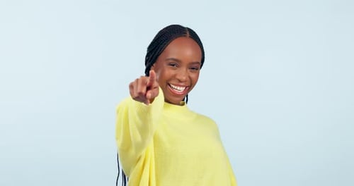 Frau, Gesicht und zeigt auf dich im Studio zur Auswahl, Entscheidung über den Gewinner und Freiwilligenarbeit