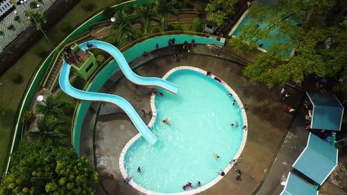 Top-Aufnahme eines Schwimmbades mit zwei Rutschen