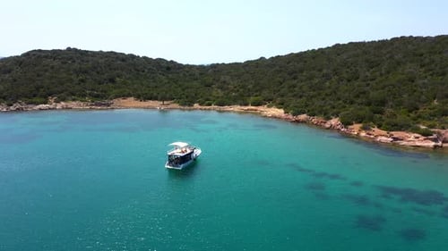 Bateau blanc et magnifique baie