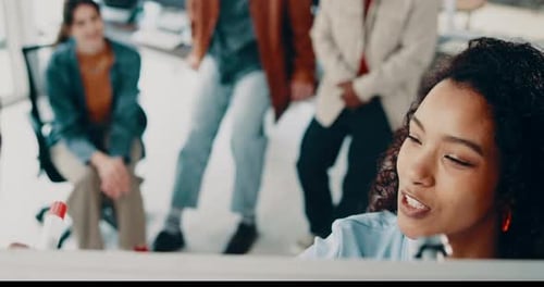 Redacción, presentación y reunión con una mujer de negocios en la oficina para un proyecto