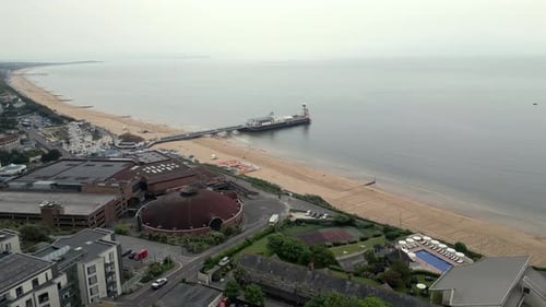 Foto aérea con Dolly de la playa y el muelle de Bournemouth