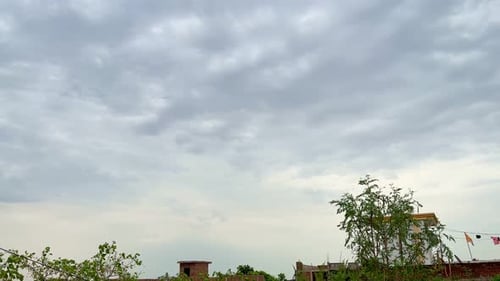 Dunkle Wolke über der Stadt