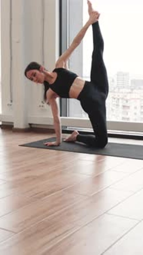 Femme pratiquant la pose de yoga