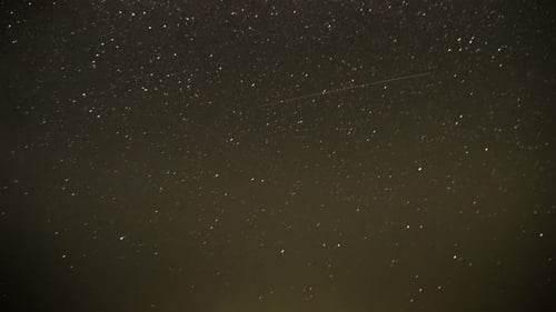 Wolken bewegen sich am Nachthimmel vor dem Hintergrund von Sternen