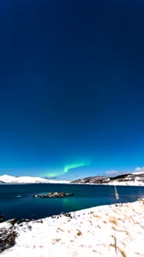 Un magnifique ciel bleu rayonnant, reflétant le mouvement enchanteur de l'eau