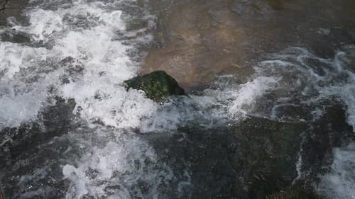 Rasender Gebirgsfluss-Hintergrund