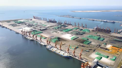 Industrielles Küstenhafenterminal zur Lagerung von Öl und Gas mit Frachtschiffstransport von Geschäftslogik