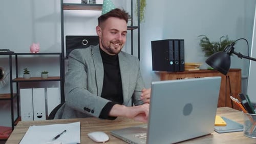 Glücklicher Geschäftsmann tanzt Siegestanz feiert Beginn des Wochenendes Feiertagserfolg Sieg im Amt