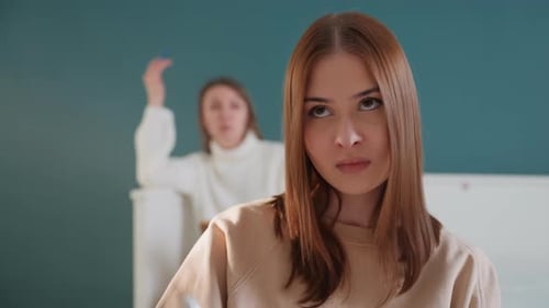 Étudiant réfléchi étudiant un adolescent contemplatif se concentrant sur une leçon de grammaire, jeune homme attentionné
