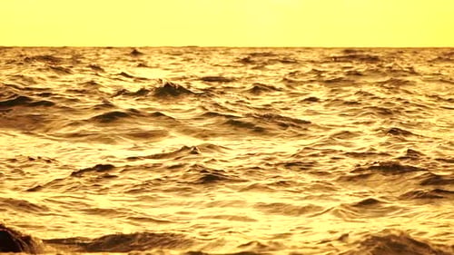Sea Horizon Line mit Wellen bei goldenem Sonnenuntergang