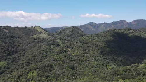 Kameraschwenk, der ein Berggebiet mit schönen Grüntönen zeigt