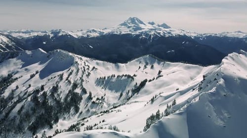Fondo aéreo del monte Baker de una cresta nevada de polvo fresco