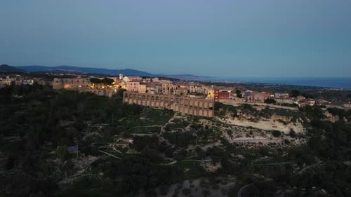Vue aérienne de l'ancien hameau italien médiéval d'Ardore Superiore dans la région de la Calabre