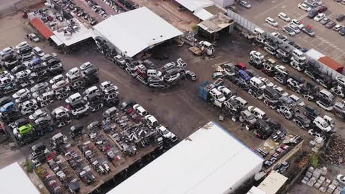 Grande lote de peças e veículos de salvamento, vista aérea