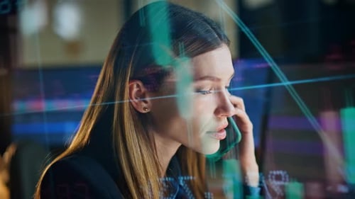 Smartphone parlant professionnel pour femme dans un gros plan de réflexion des données de marché. Trader occupé