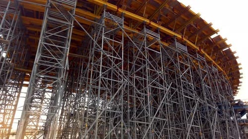 Sitio de construcción, andamios sobre un pilar de construcción en un sitio de construcción
