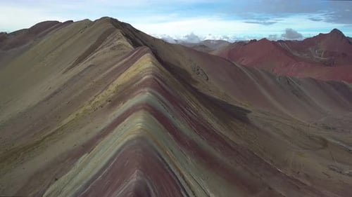 Toma aérea de Rainbow Mountain en 4K