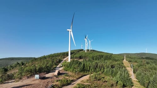 Langsam nähernde Drohnenaufnahmen eines Windturbinenparks in Portugal