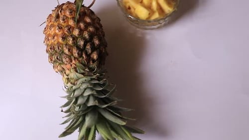 Eine ganze Ananas vor einem weißen Hintergrund.