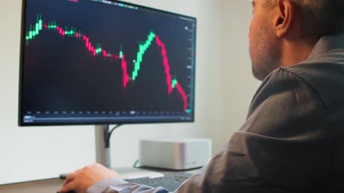 Analista financeiro trabalhando em um computador de estação de trabalho