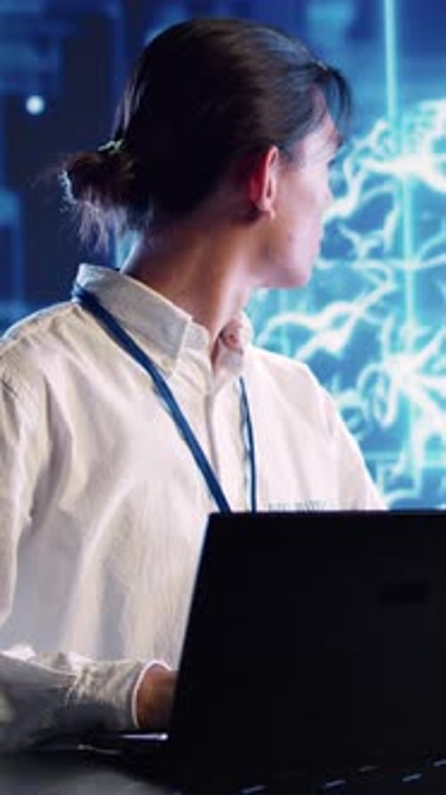 Un ingénieur vidéo vertical réalise des simulations d'IA