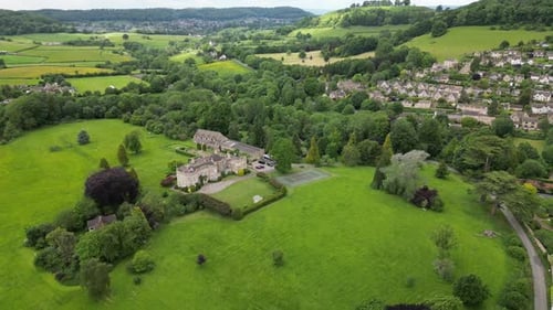 Vidéo aérienne au-dessus d'Uley, Royaume-Uni