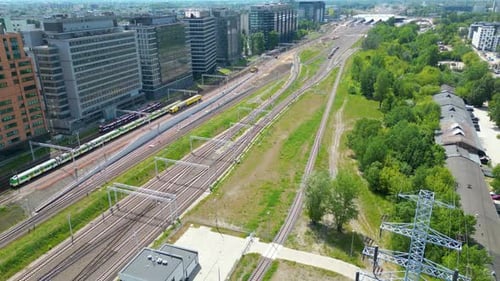Luftbahnhof. Internationale und inländische Züge kommen von hier an und ab.
Zug