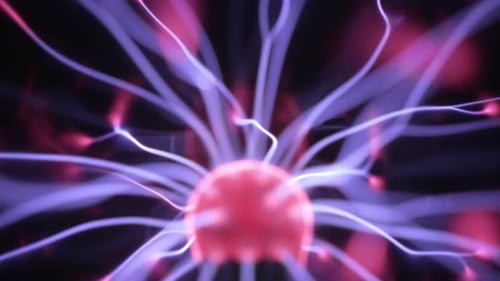 Plasmakugel in Zeitlupe. Blaue und violette Lichtstrahlen, Energiestrahlen, die in den Fokus kommen und aus dem Fokus kommen. Te