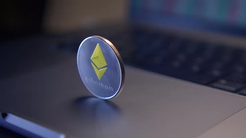 A moeda Ethereum em um laptop simboliza a revolução da criptomoeda transformando ativos digitais