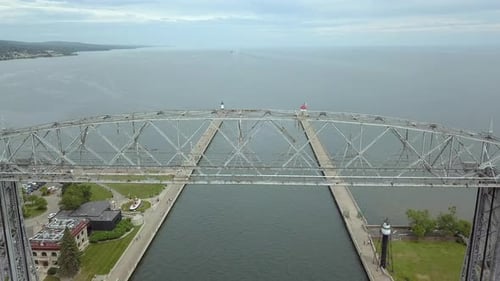Zumbido que se aleja del cruce de tráfico del puente elevador aéreo de Duluth