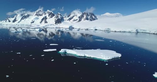Paysage hivernal de montagnes enneigées de l'Antarctique