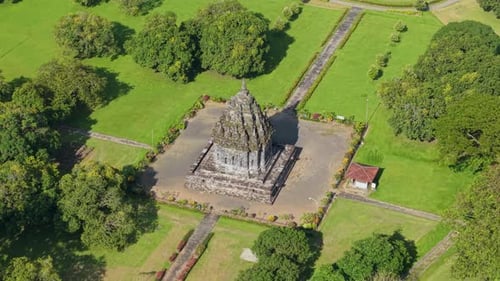 Vue aérienne du temple de Bubrah à Jawa Tengah, en Indonésie.