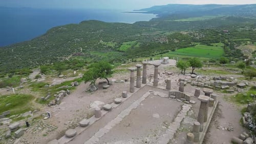 Vue aérienne des ruines du temple d'Assos et du paysage côtier dans l'ouest de la Turquie