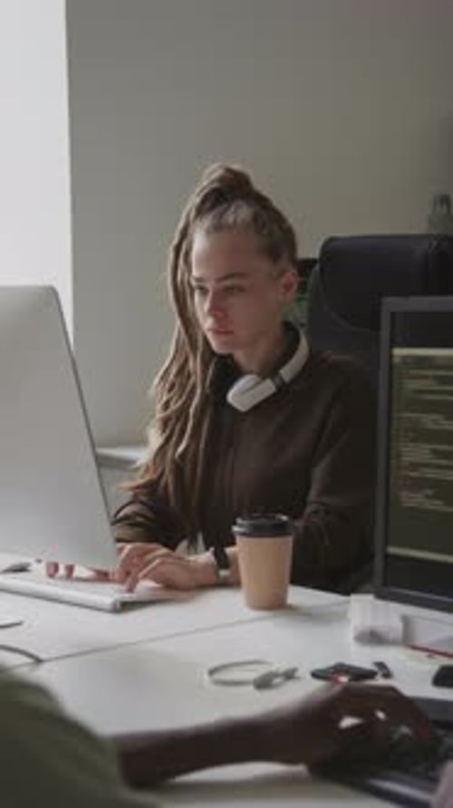 Femme ingénieure logicielle tapant au clavier sur le lieu de travail