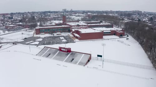 Vue aérienne des terrains de sport du campus d'un collège, d'un collège et d'une université recouverts de neige en hiver. Terrain, école b