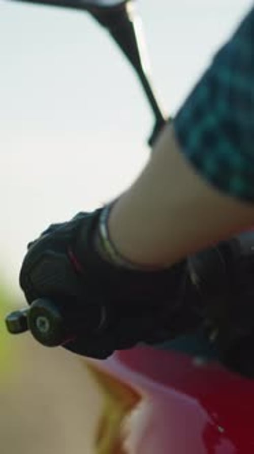 Motorcycle Throttle Grip Controlled by a Gloved Hand