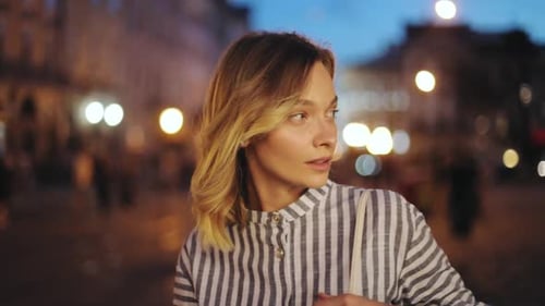 Porträt einer schönen jungen Frau, Blick in die Kamera, Lächeln bei Nacht, Stadtmädchen, Herbst, Street, Mode