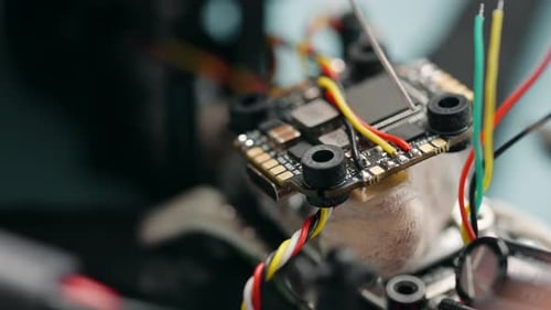 Techniker lötet Komponenten auf die Leiterplatte einer zerlegten Fpv-Drohne