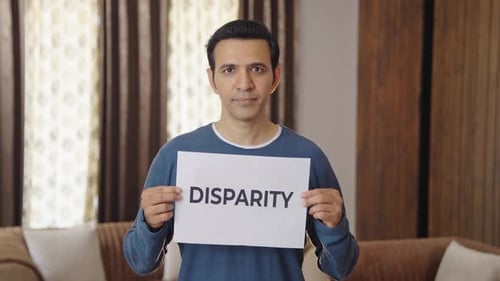 Trauriger Inder mit DISPARITY-Banner