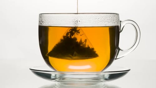 Teebeutel in einer Glasschale